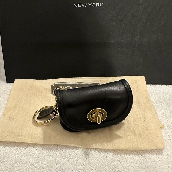 🇺🇸Coach turn lock keychain/charm 🇺🇸 - Picture 5 of 12